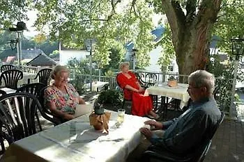 Landgasthof Zur Linde Im Taunus מלון